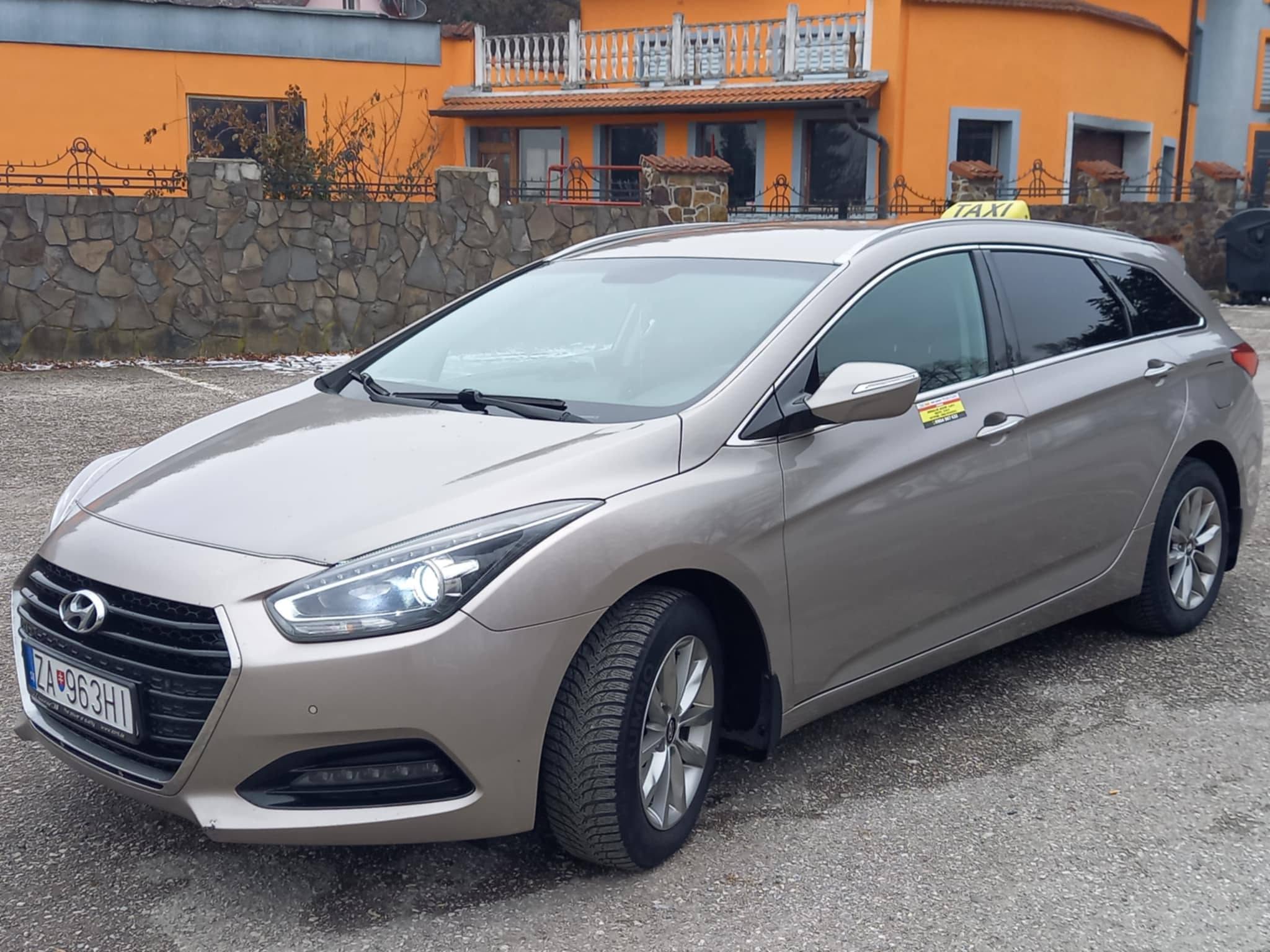 Taxi Sabinov, šampanské kombi spredu so žltou tabuľou TAXI