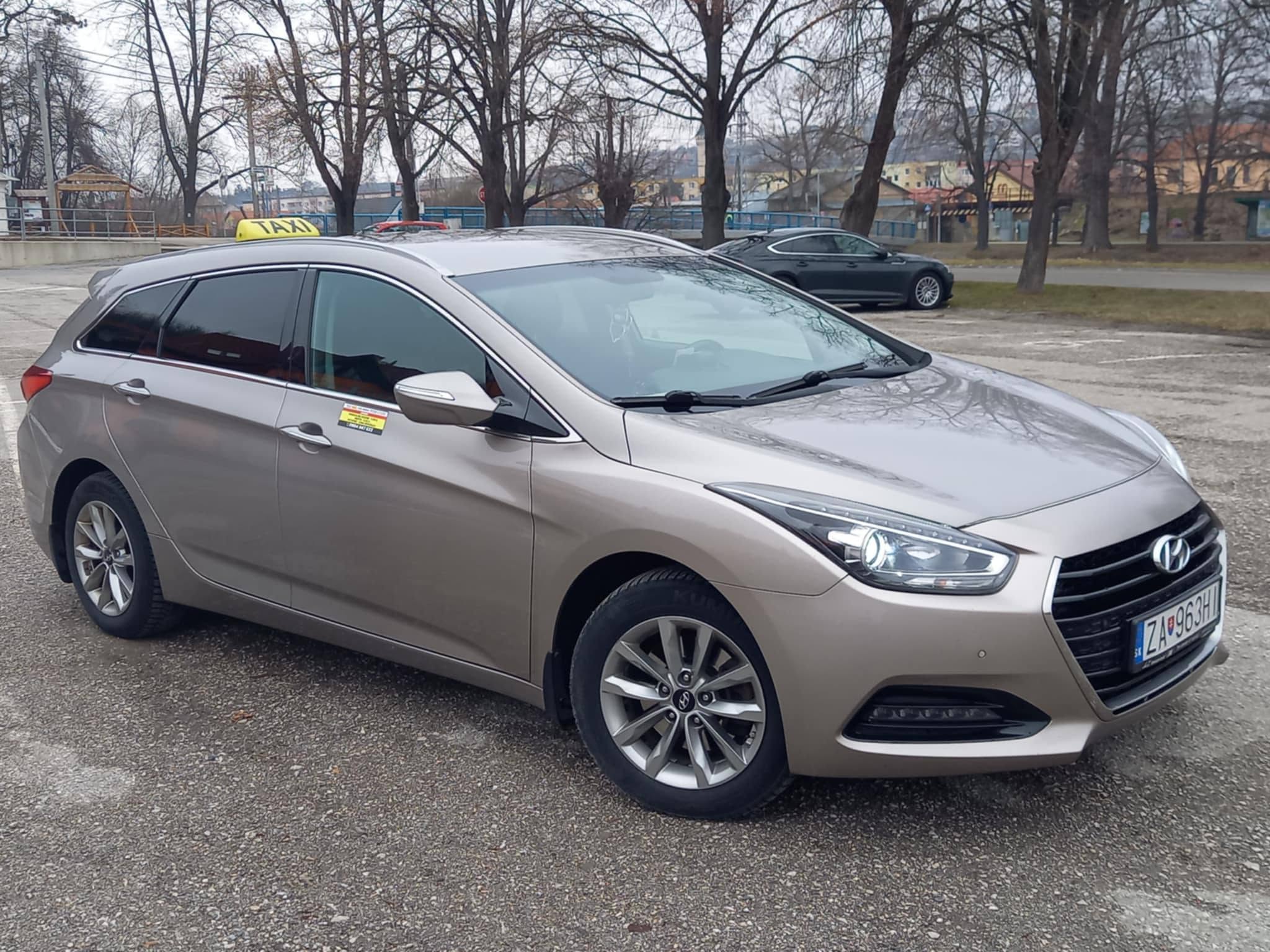 Taxi Sabinov, šampanské kombi zboku so žltou tabuľou TAXI