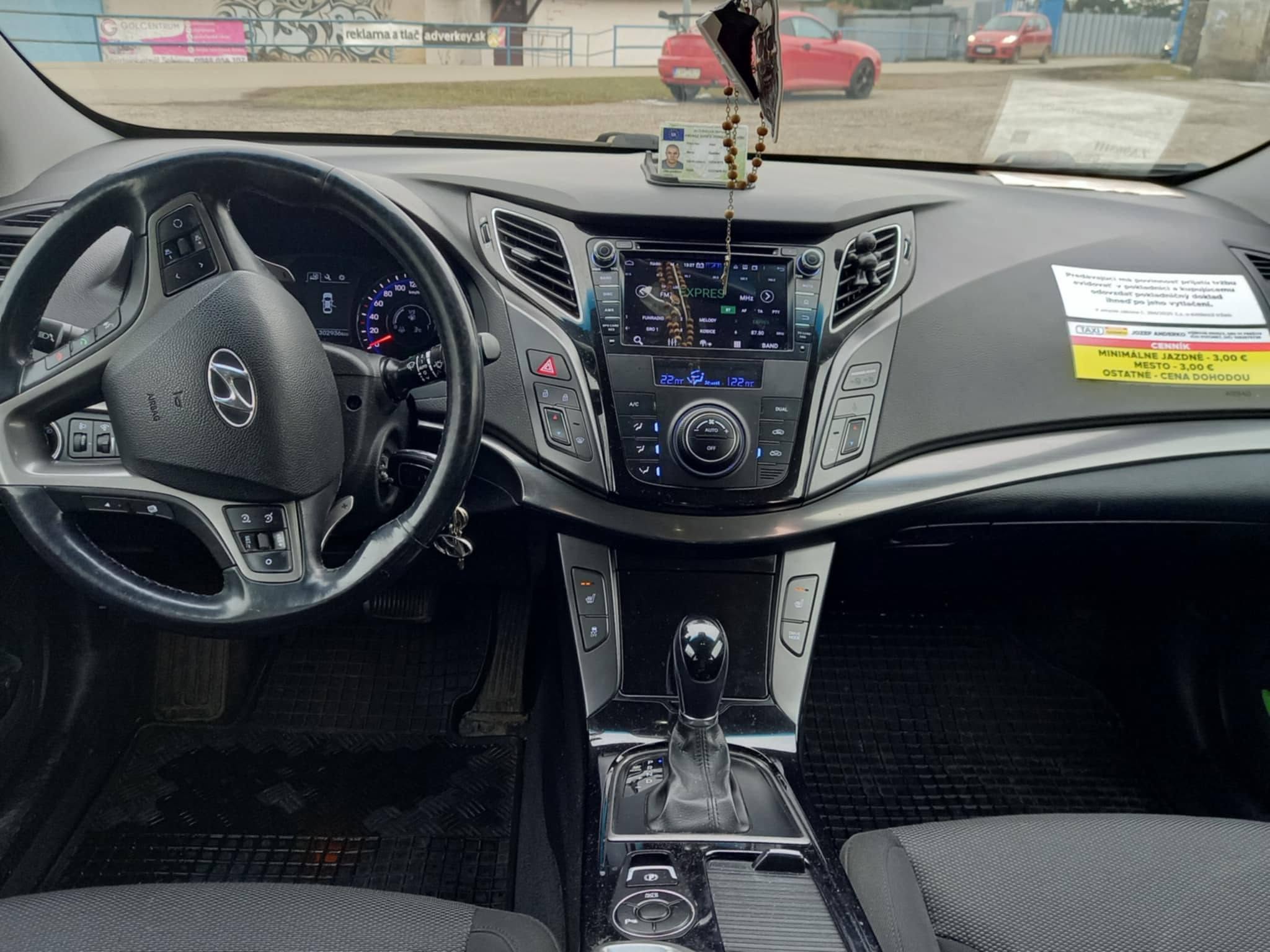 Interiér taxíka, volant a palubná doska